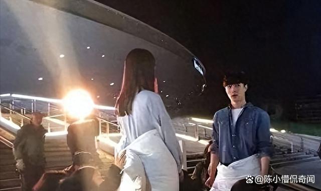 回顾:难怪导演不敢拍下半身!镜头下拉后,是不能偷看的尴尬景象