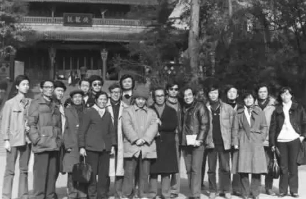 1991年,24岁北大诗人,毁稿后背着石子自沉,他到底经历了什么?
