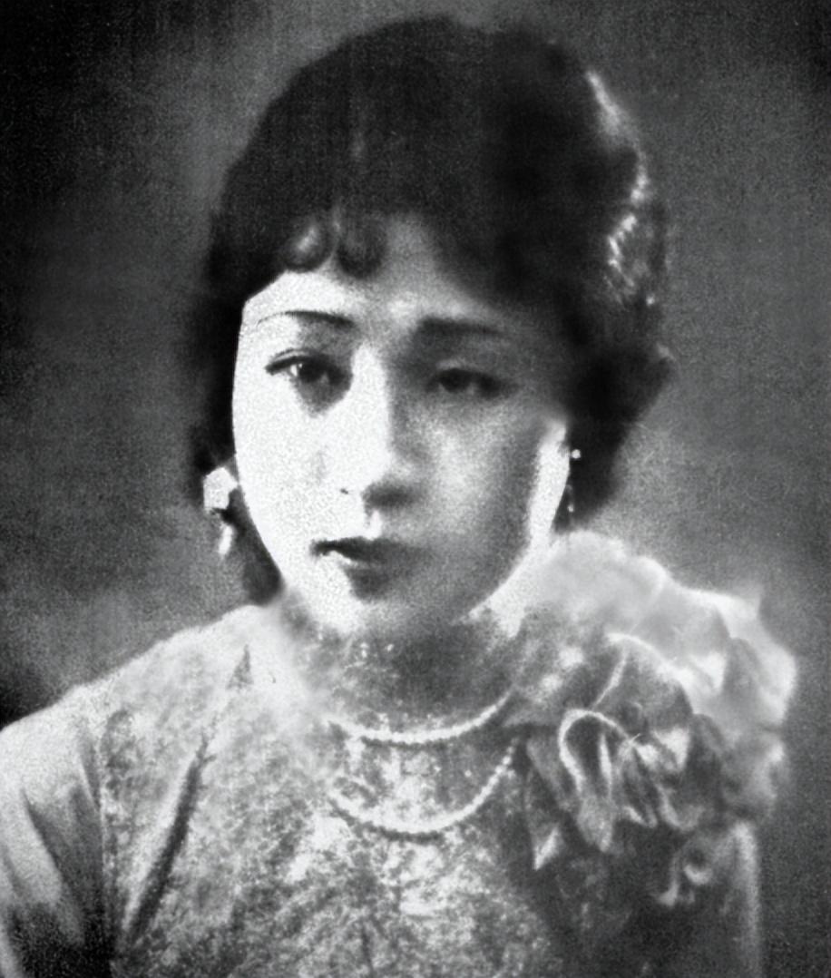 那一年,严幼韵23岁,复旦大学的学生会举办了一场热闹的舞会.