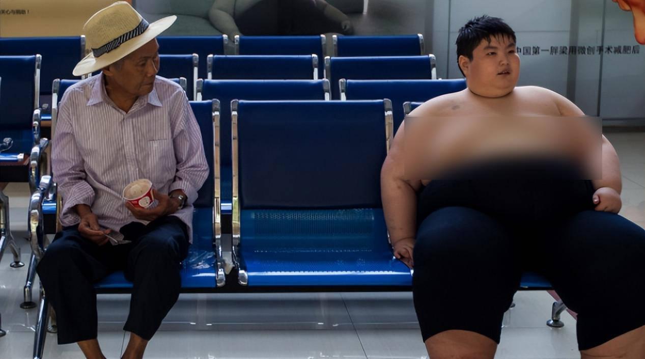 回顾:14岁小孩体重300斤,一顿饭要吃8碗,离世前大喊:我要减肥