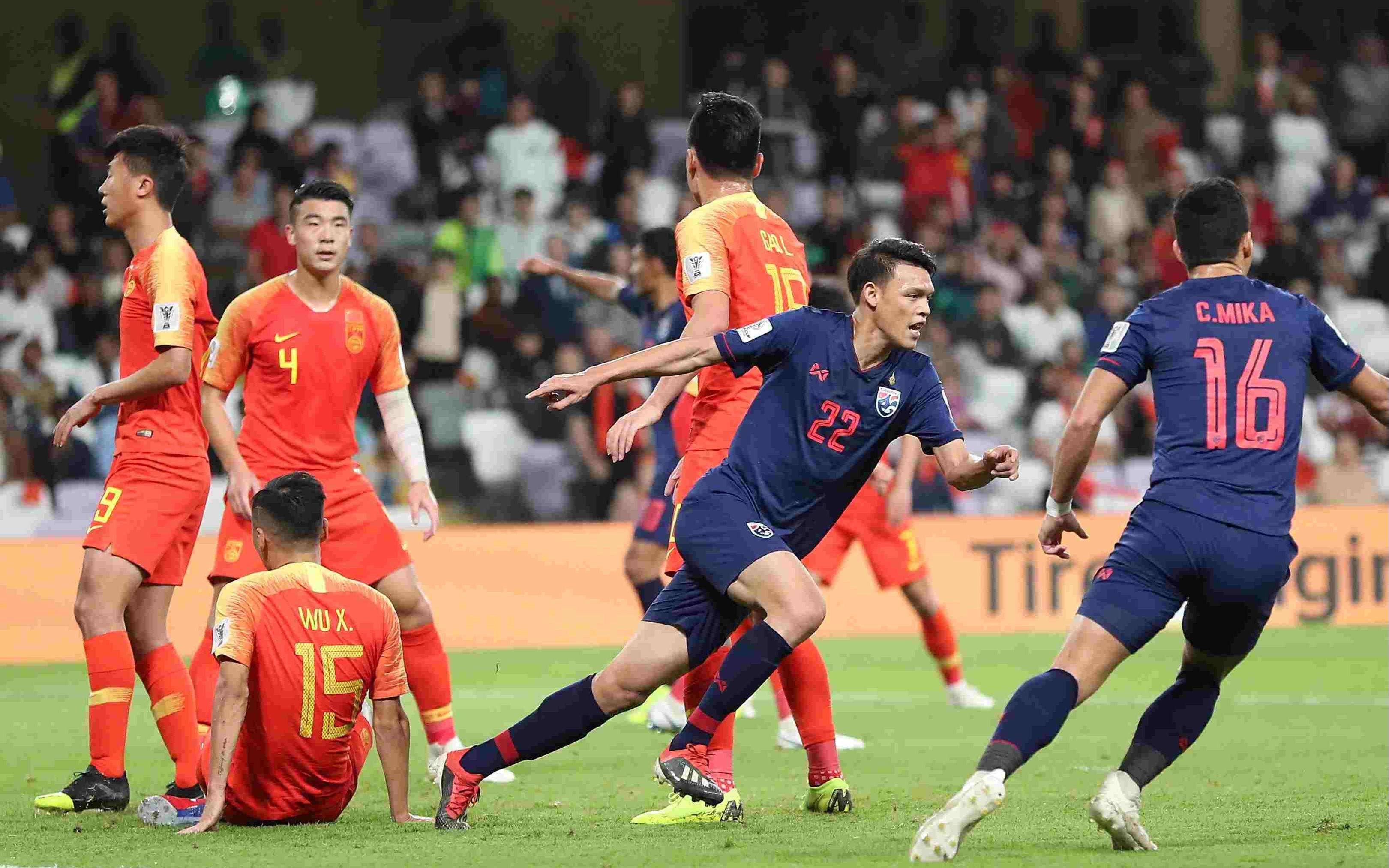 五万人见证!费南多失点,国足1-1战平泰国,五轮8分,面临出局!