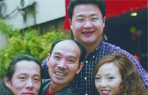 成都型男李伯清,再婚老婆比他小二十岁,年轻貌美,颜值在线