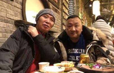 成都型男李伯清,再婚老婆比他小二十岁,年轻貌美,颜值在线