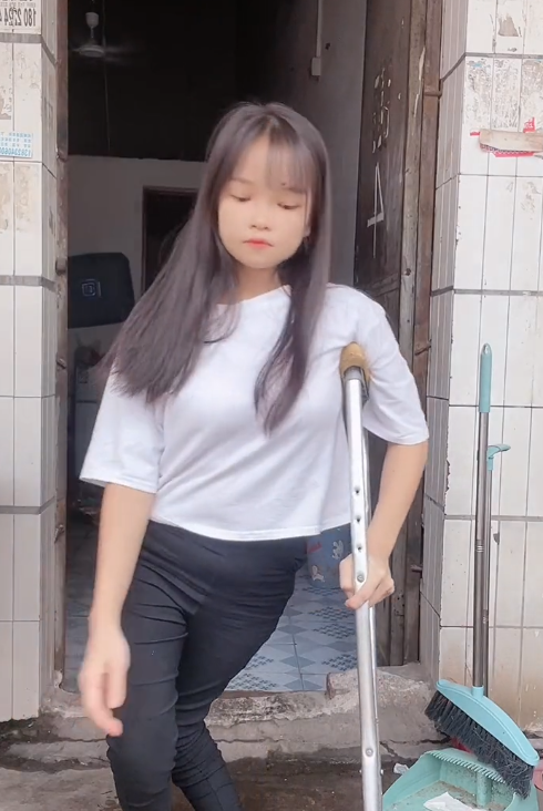 也许是知道自己的做法的确不对,小诗的父亲没有再让媒婆给她找对象