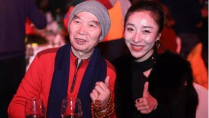 成都型男李伯清,再婚老婆比他小二十岁,年轻貌美,颜值在线