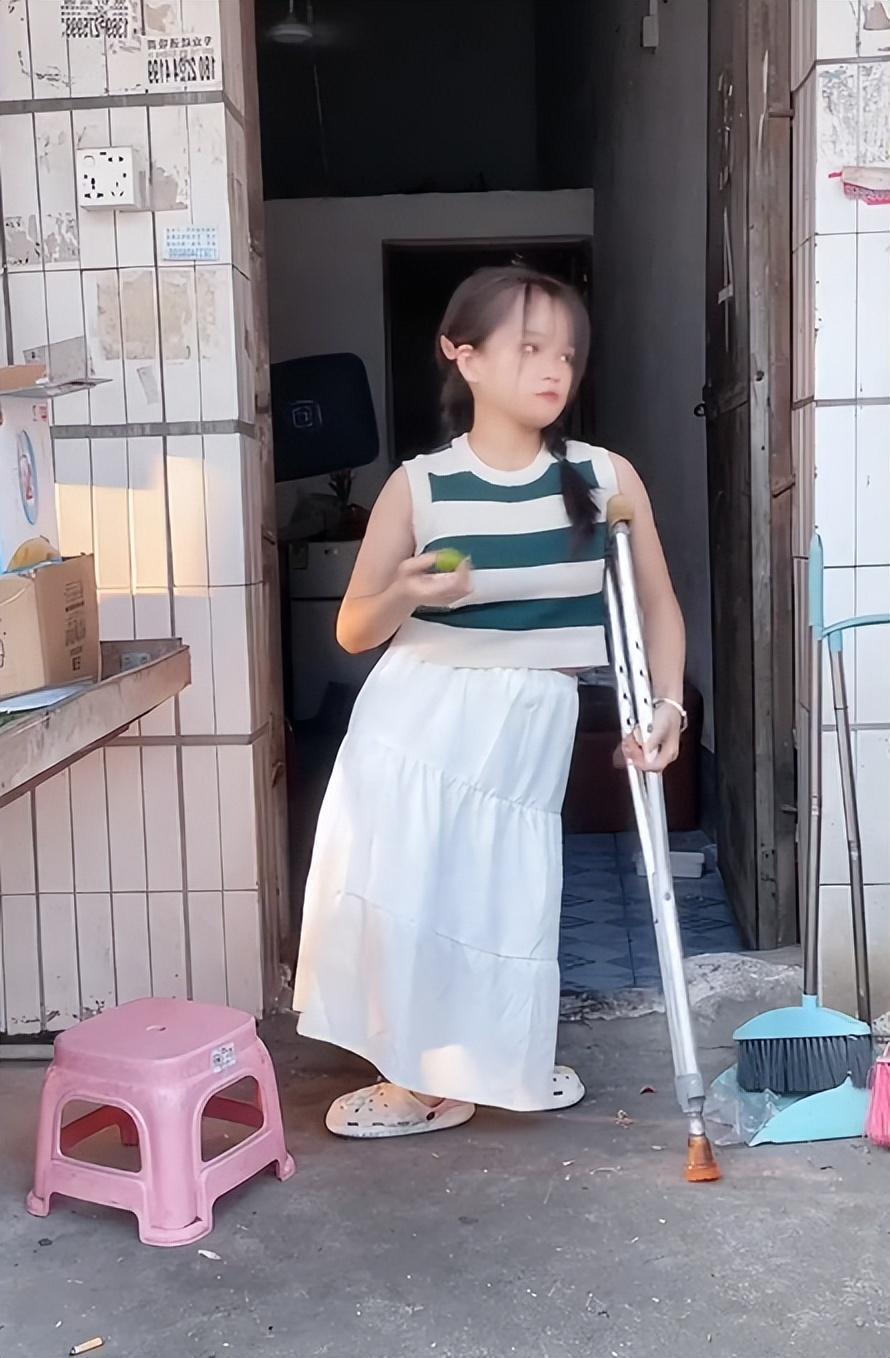 也许是知道自己的做法的确不对,小诗的父亲没有再让媒婆给她找对象