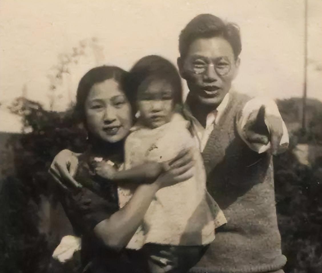 那一年,严幼韵23岁,复旦大学的学生会举办了一场热闹的舞会.