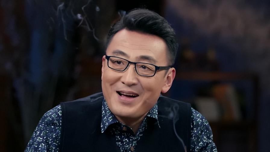 爱过王菲,跟俞飞鸿传了10年绯闻,窦文涛为什么56岁还是单身