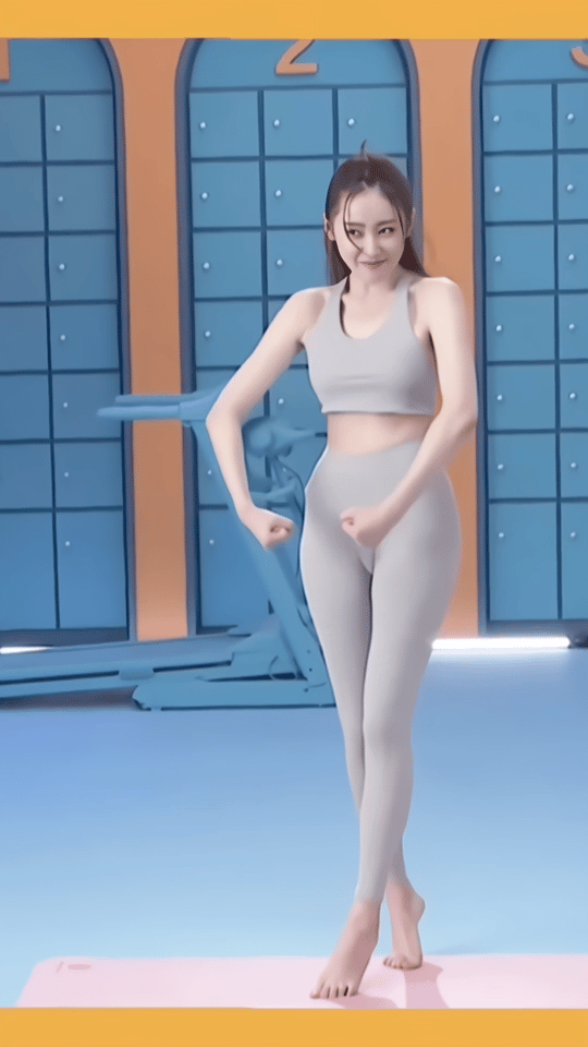 张天爱的黄金腰臀比,马甲线尽显,网友惊呼:瑜伽健身图很性感