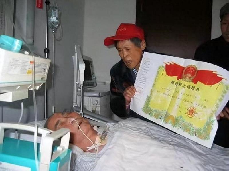 原来,自己并非史洪全的亲生女儿,而是这位名叫张士杰的人将自己过继给