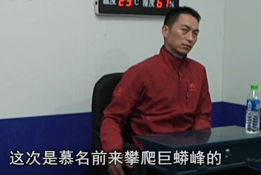 尽职尽责的消防员在山脚做了很多保护措施,并不停发出警告,可张永明和