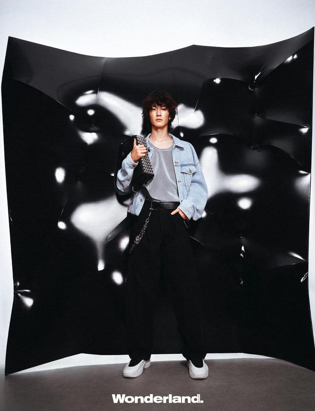 16岁天天 拍杂志,眼神犀利大变样,完美复刻爸爸张亮