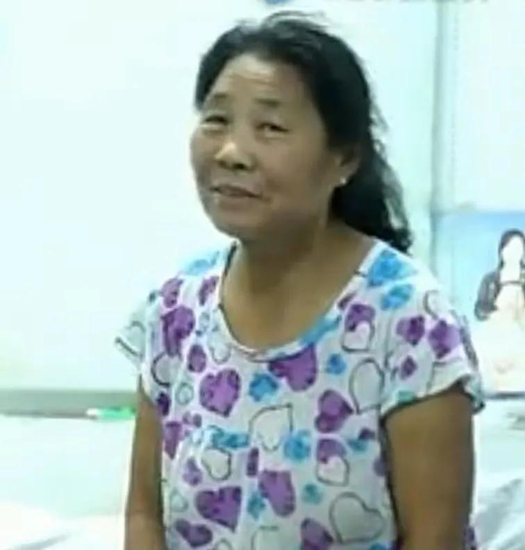 杨萍萍时常抽空去医院看望丈夫和母亲,每次看到任增琴熟练地搬动高