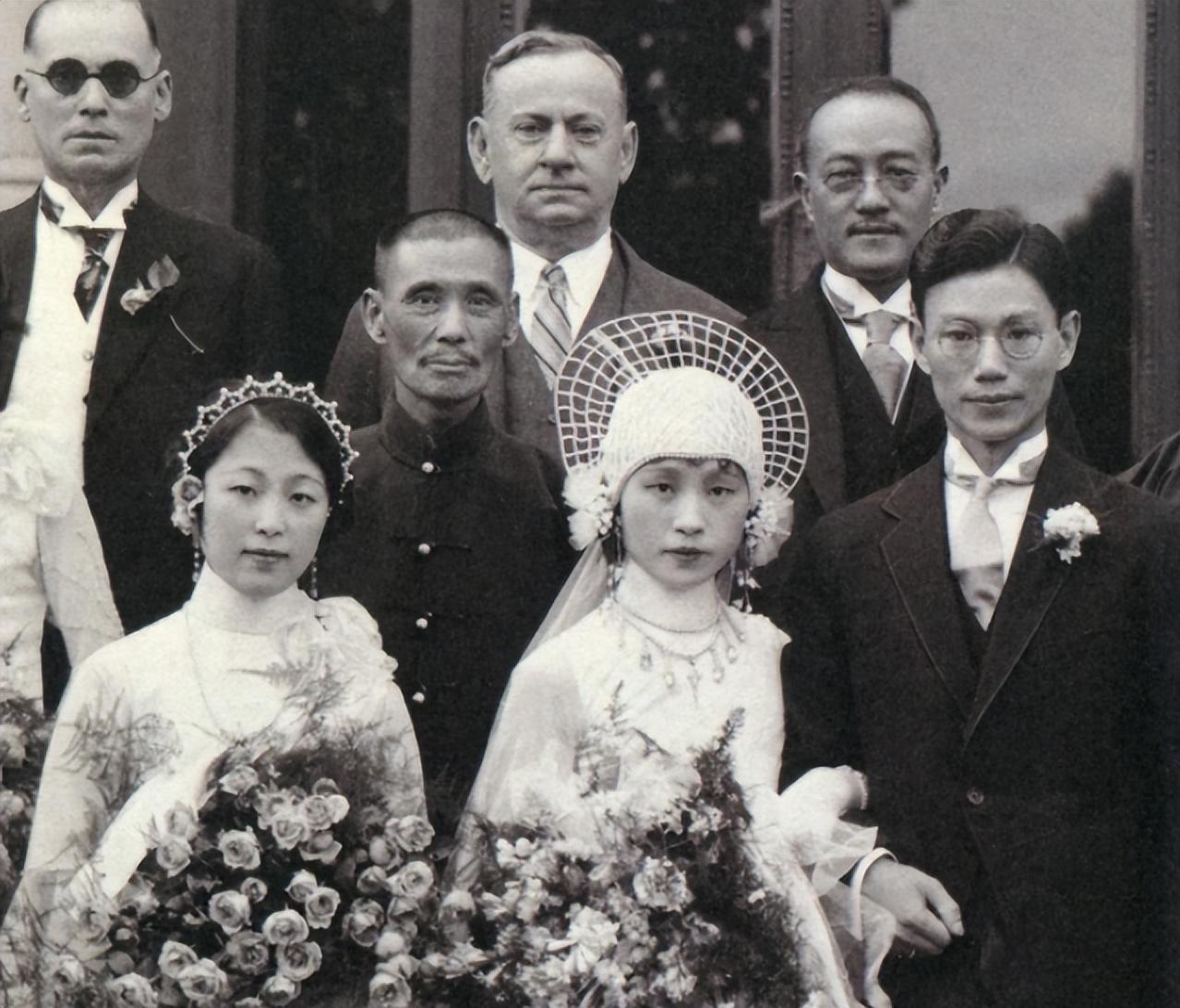 那一年,严幼韵23岁,复旦大学的学生会举办了一场热闹的舞会.