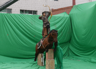 难怪导演只拍上半身,镜头下移后,全是"辣眼睛"的"尴尬画面"