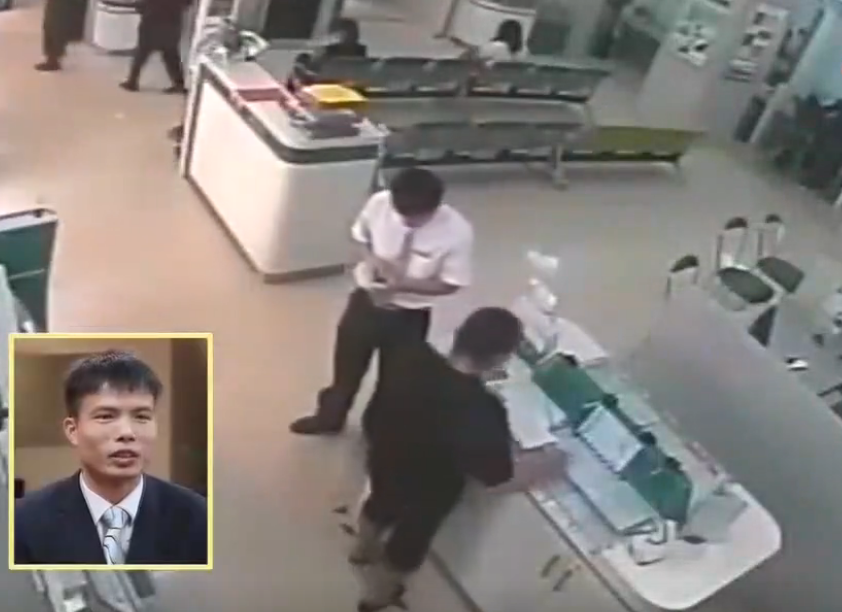 2017年,广西一银行遭遇歹徒持刀抢劫,大堂经理替换人质智擒劫匪