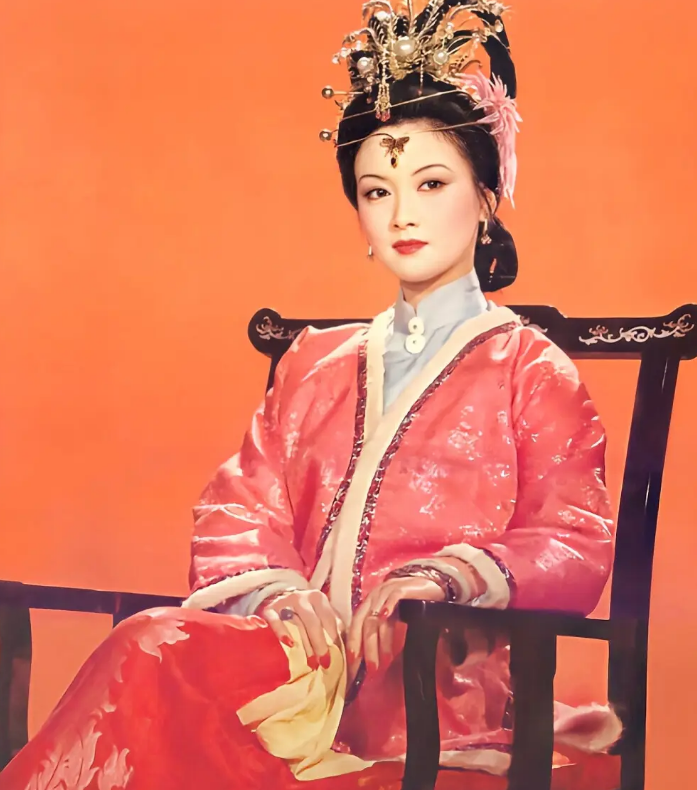 王熙凤一向清高自傲,为何穷小子贾芸用15两银子,就"拿下"了她