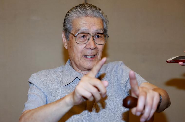 在人艺表演时,蓝天野总是非常认真,极高的天赋和不懈的努力让他成功在