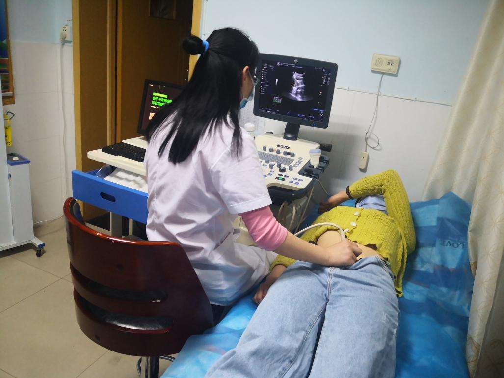 2010年,北京56岁高龄产妇生下龙凤胎,每月要做八份兼职才能温饱