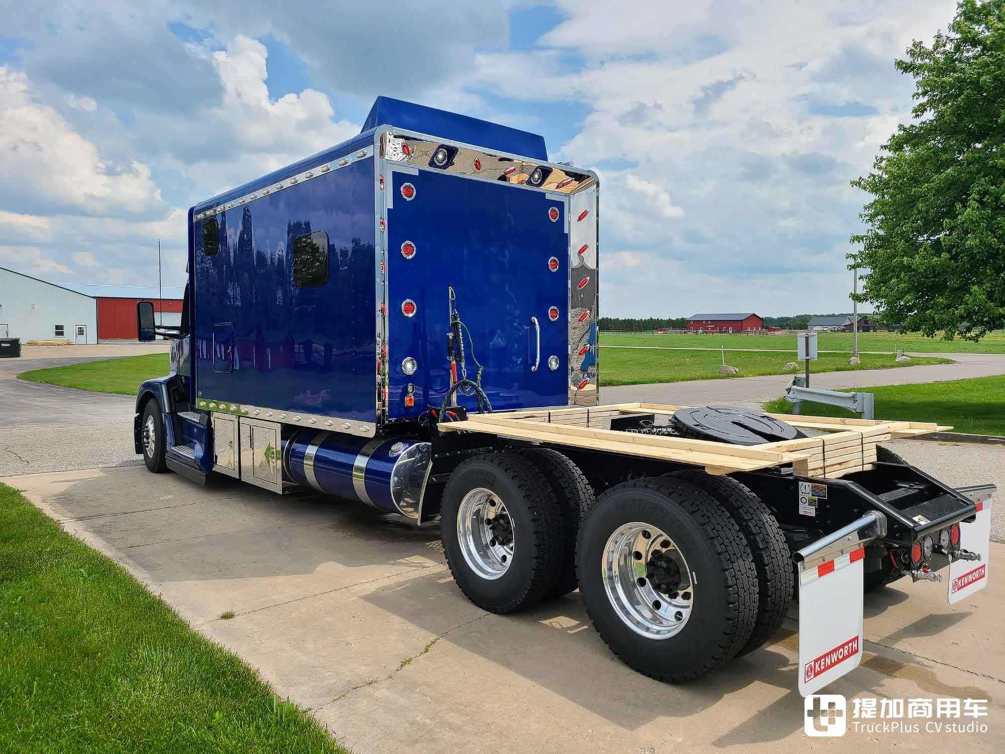 超大生活舱的美式长头卡车,肯沃斯t680实拍,背着一居室上路?