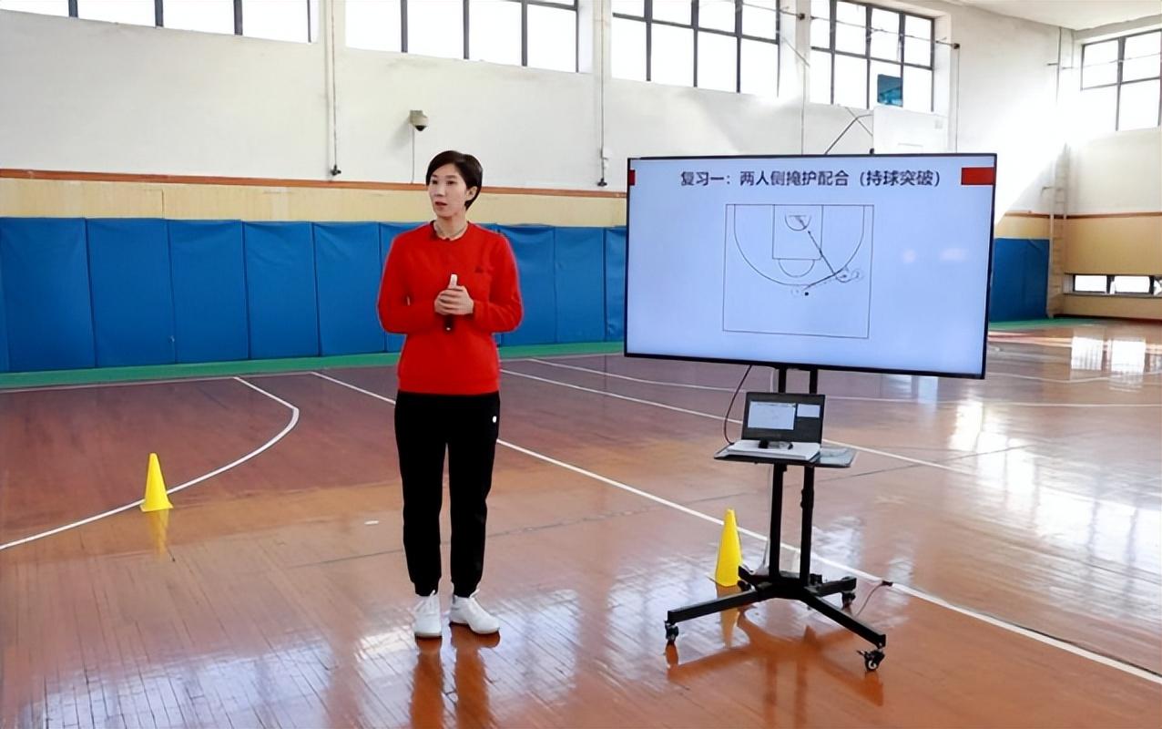 狠抓沃特斯小动作,执法严厉的110号女裁判,赛后却不受球迷待见