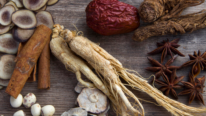 2011年江西老人把猪养到1800斤,整天人参鹿茸伺候,自己却啃馒头