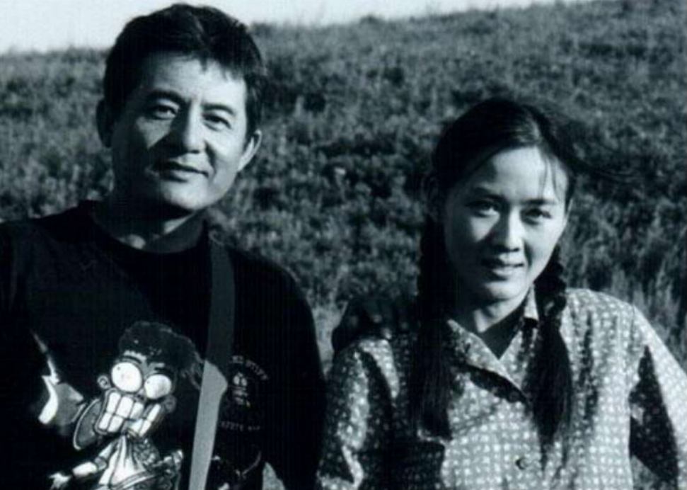 她选择嫁给同为影视界的知名导演,比她大整整10岁的王小列.