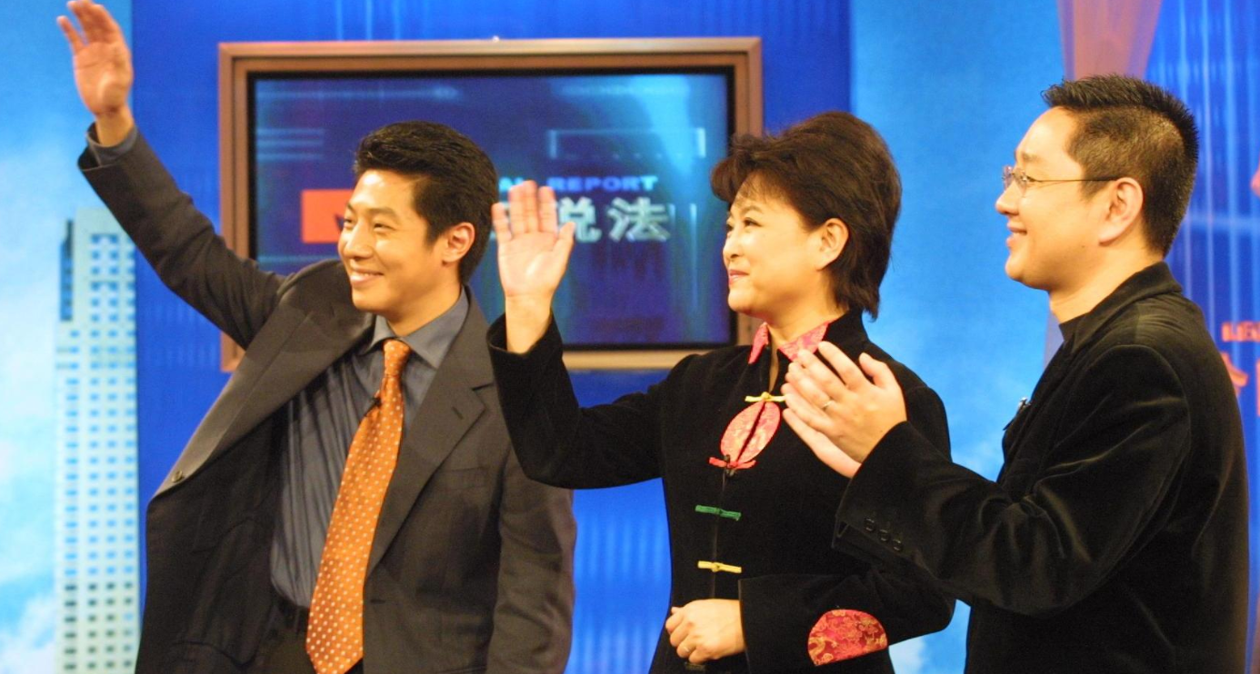 熠熠生辉的金话筒