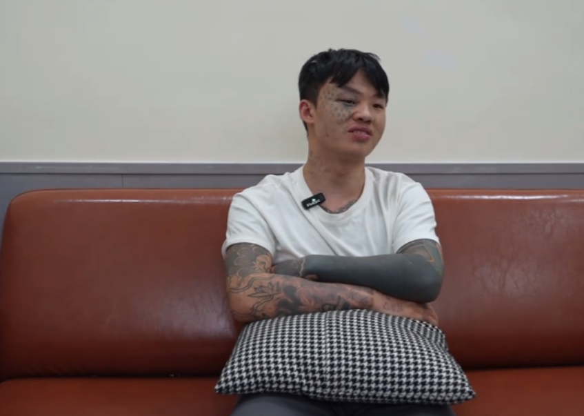 回顾:14岁少年满脸纹身被父亲赶出家门,找不到工作,如今怎样了?