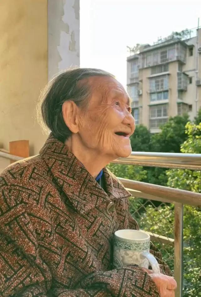四川这位95岁老奶奶的极简生活火了:常年坚持"断舍离",真佩服