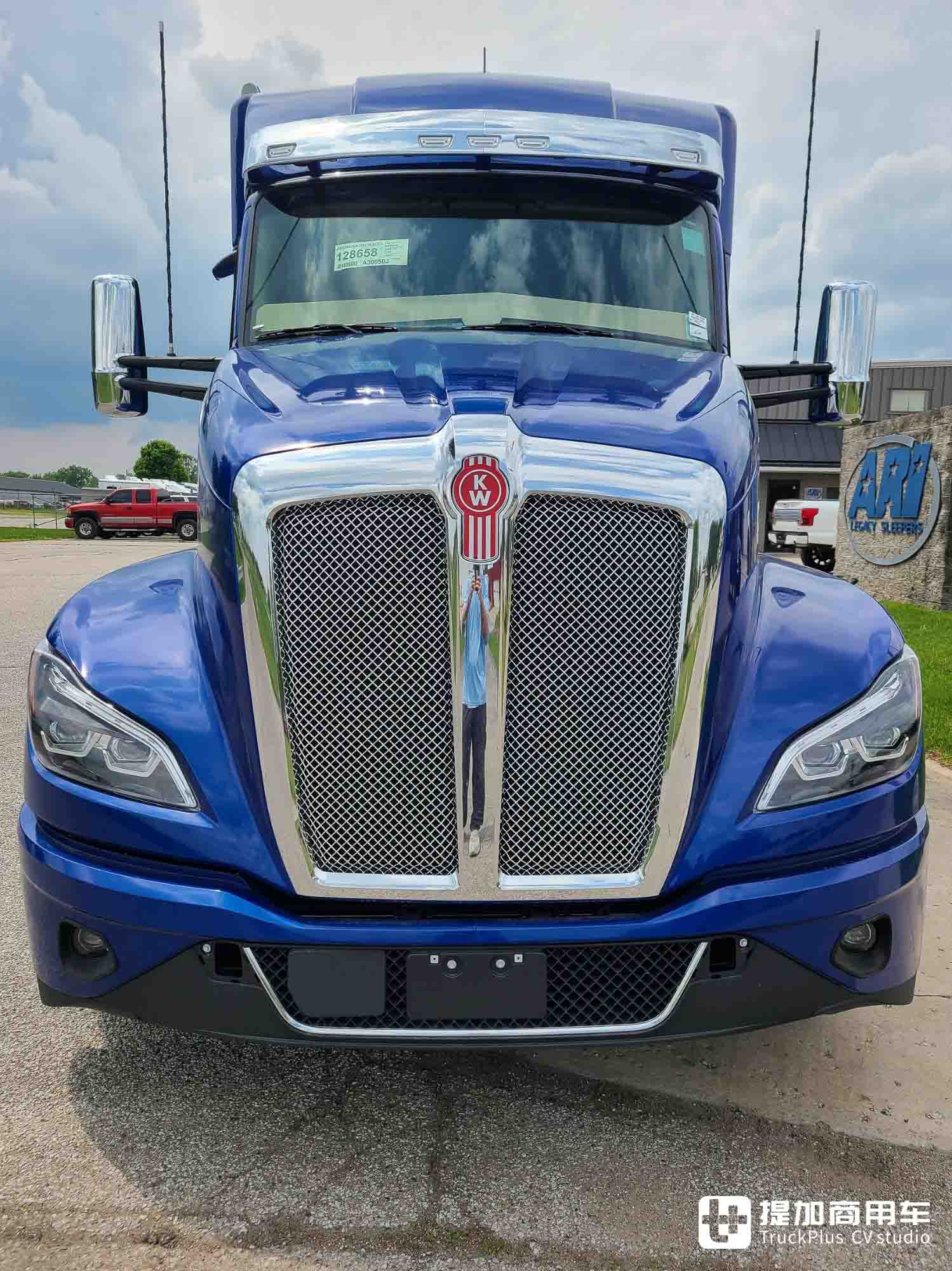 超大生活舱的美式长头卡车,肯沃斯t680实拍,背着一居室上路?