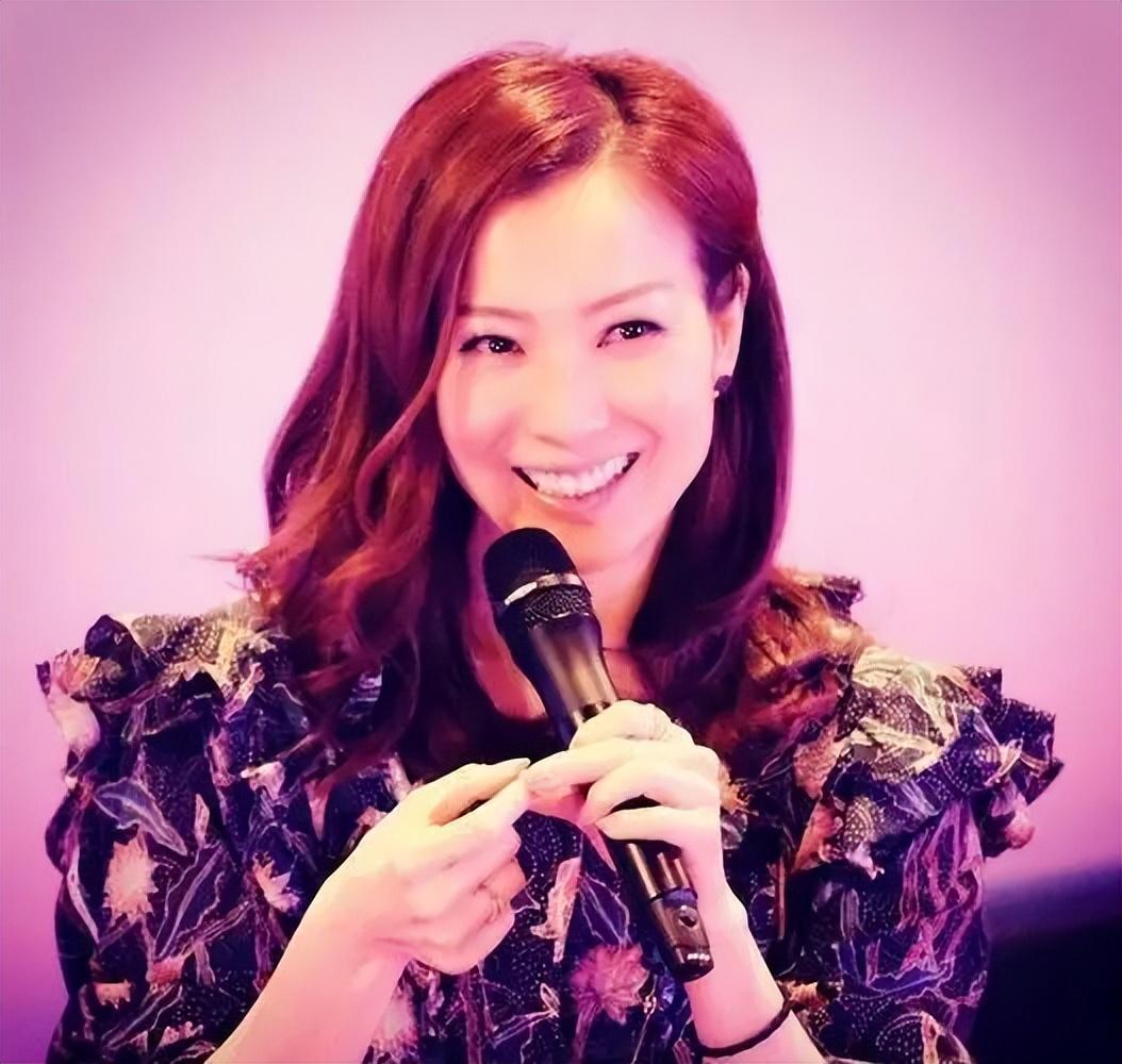 香港天后郑秀文晒刮痧照,脖子和背部呈深红色,健康状况惹人担忧