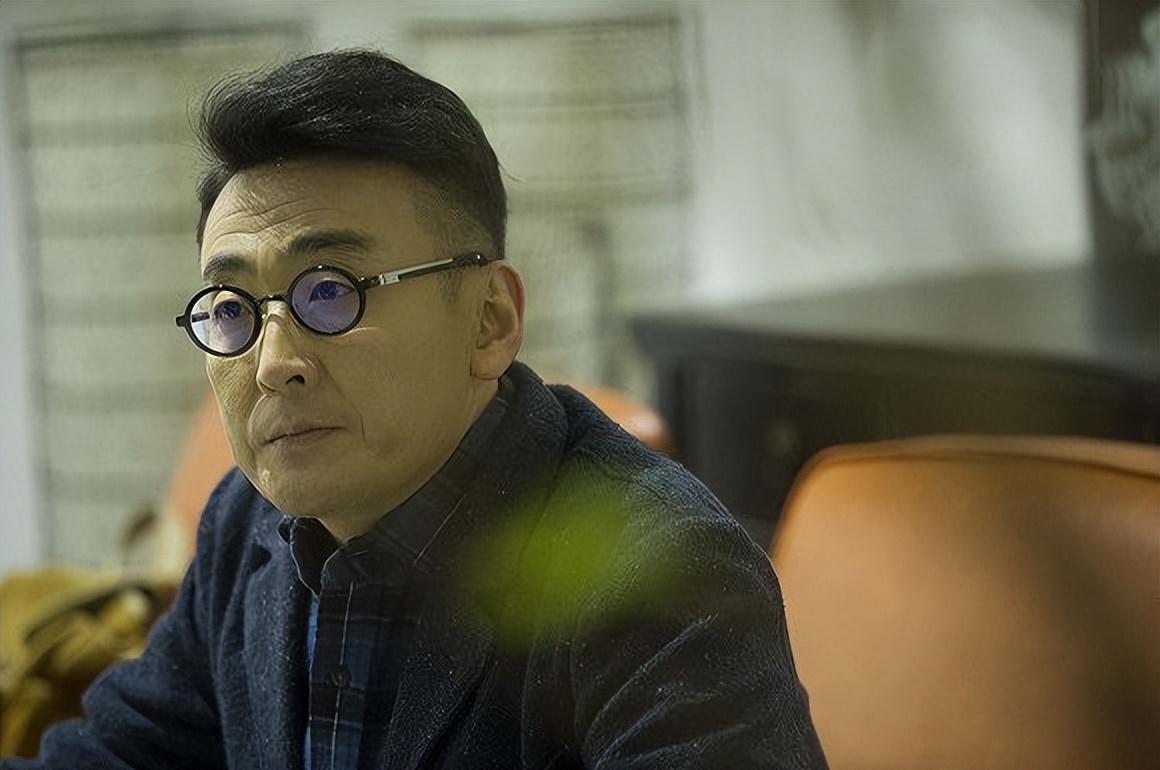 爱过王菲,跟俞飞鸿传了10年绯闻,窦文涛为什么56岁还是单身
