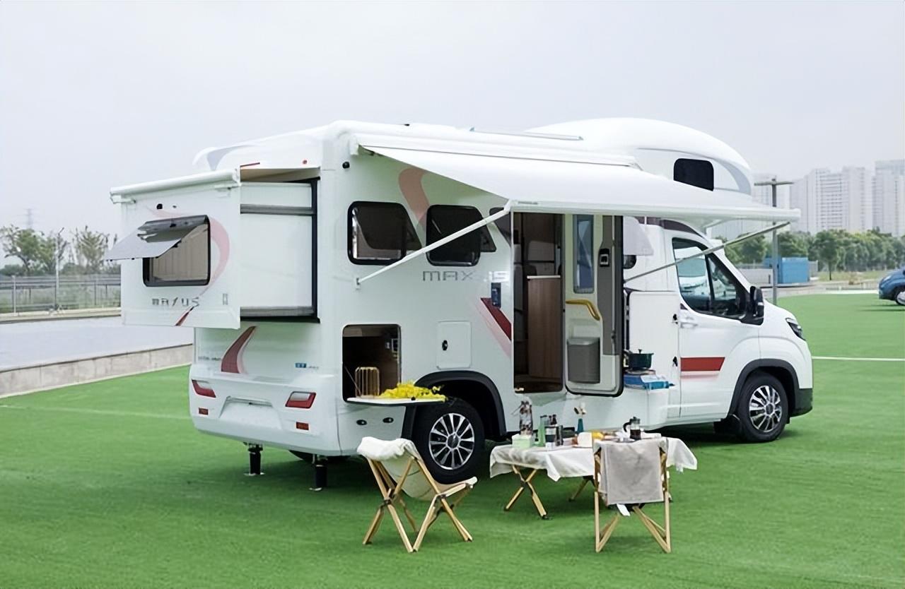 回顾90后情侣:花16万买房车当家,省下了房租,却被人骂"乞丐"