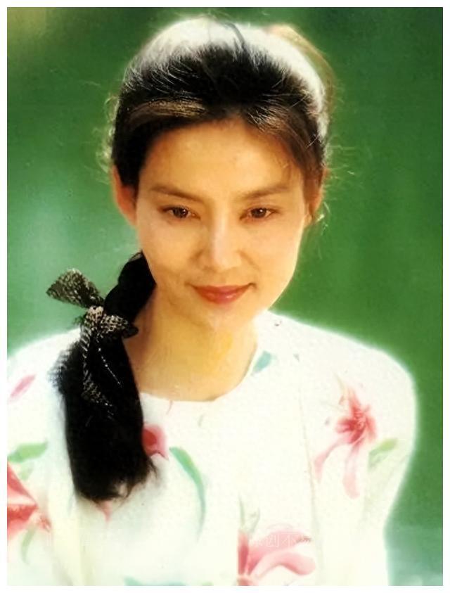 孤身一人的"悲情天后"潘虹,活出了自强不息的精神