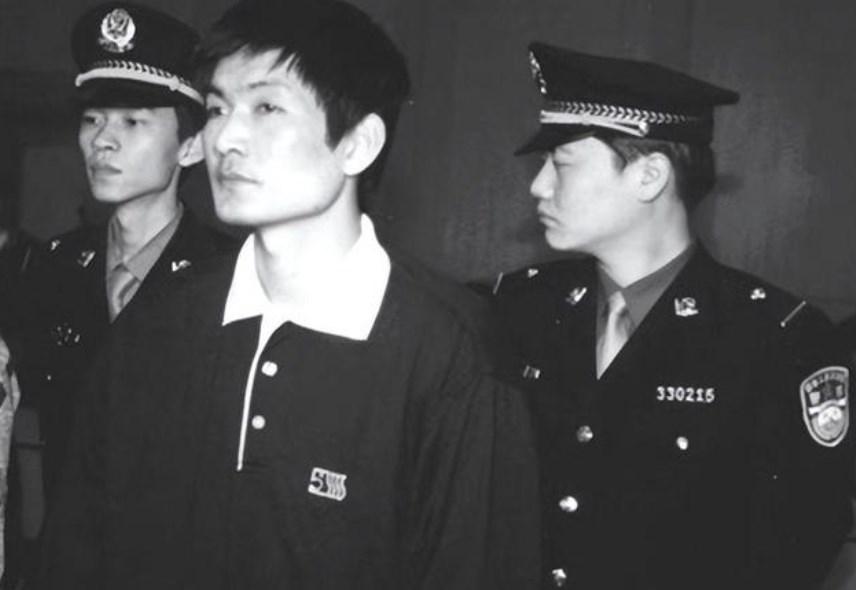 回顾岭张畏:妻子印10万传单揭露恶行,判刑后10分钟结束一生