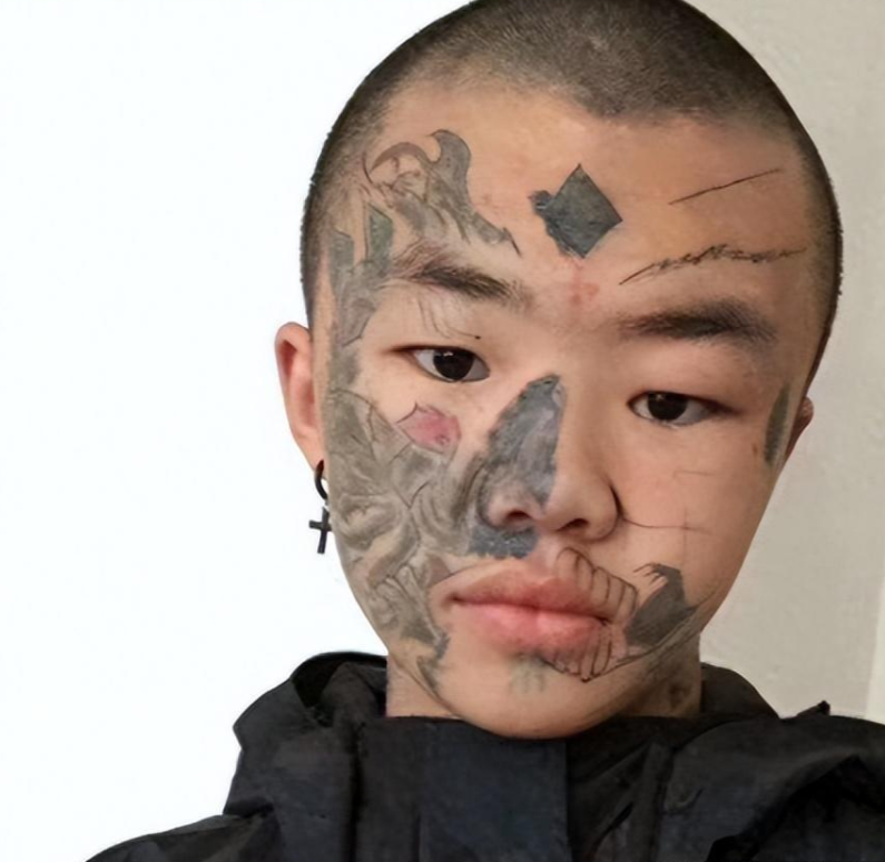 回顾:14岁少年满脸纹身被父亲赶出家门,找不到工作,如今怎样了?
