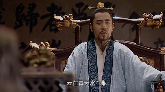 首先问了严嵩一个问题:"严阁老,严世藩说诽谤朝廷的那个周云逸有后台