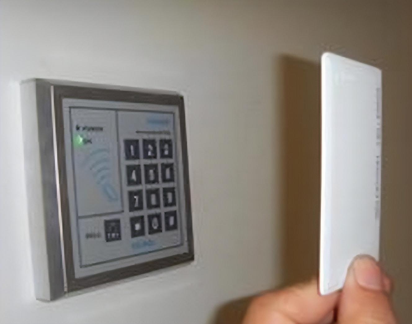 回顾门禁卡花10块钱5秒复制,封闭小区随便进!你家小区还安全吗?