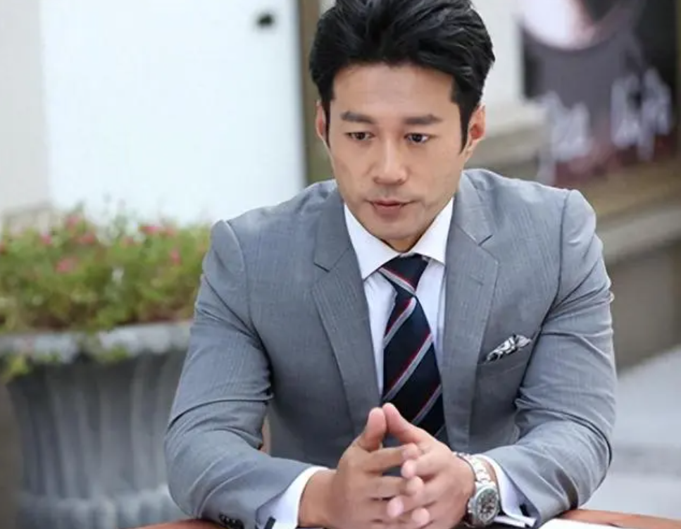 事实证明,52岁仍未婚无子女的谭凯,活成了娱乐圈的"人间清醒"