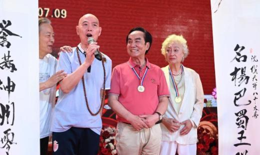 成都型男李伯清,再婚老婆比他小二十岁,年轻貌美,颜值在线