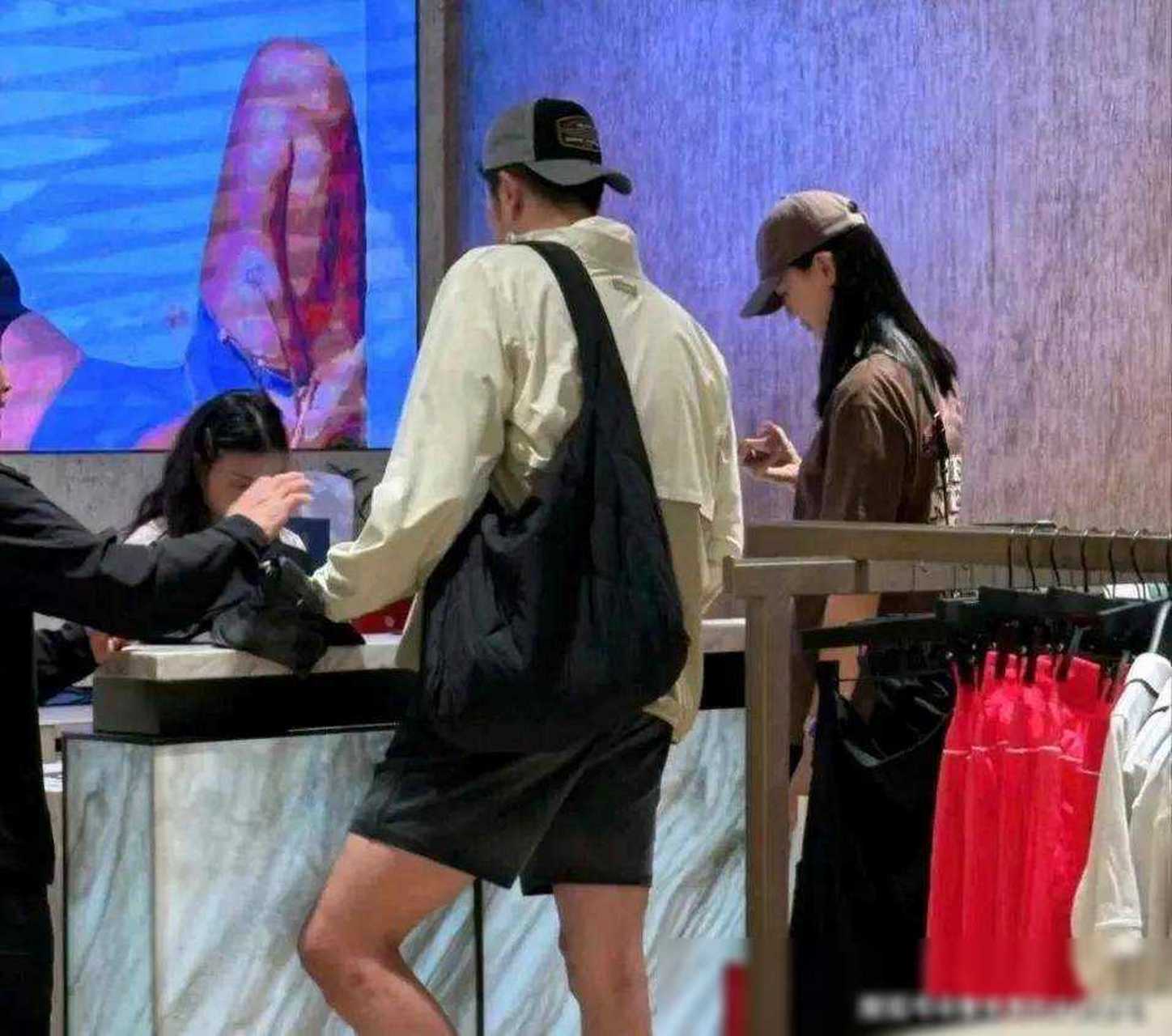 吴冠希来香港探望爱妻,陪张常宁购物!