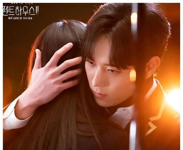 顶楼》通过精彩的角色塑造和情节发展,深刻探讨了社会阶层与人际关系