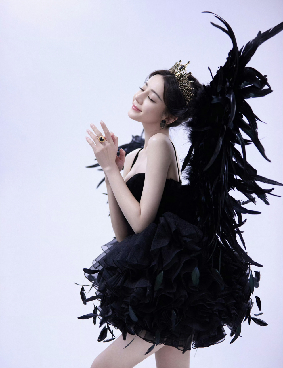 迪丽热巴,黑色吊带裙,这是美丽天使哇!