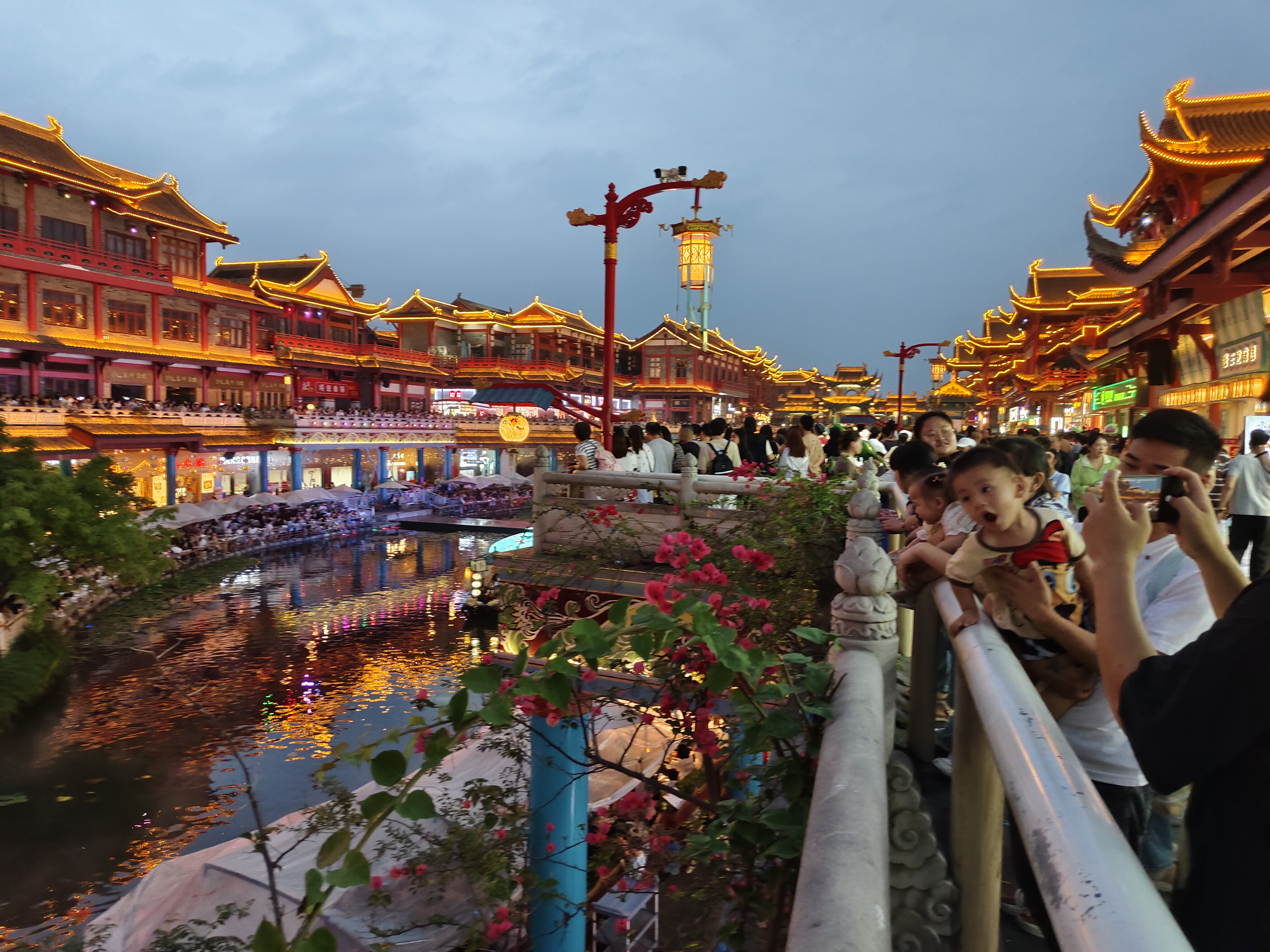 眉山水街:游人如织,网红变长红,俨然一副大宋不夜城盛世景象