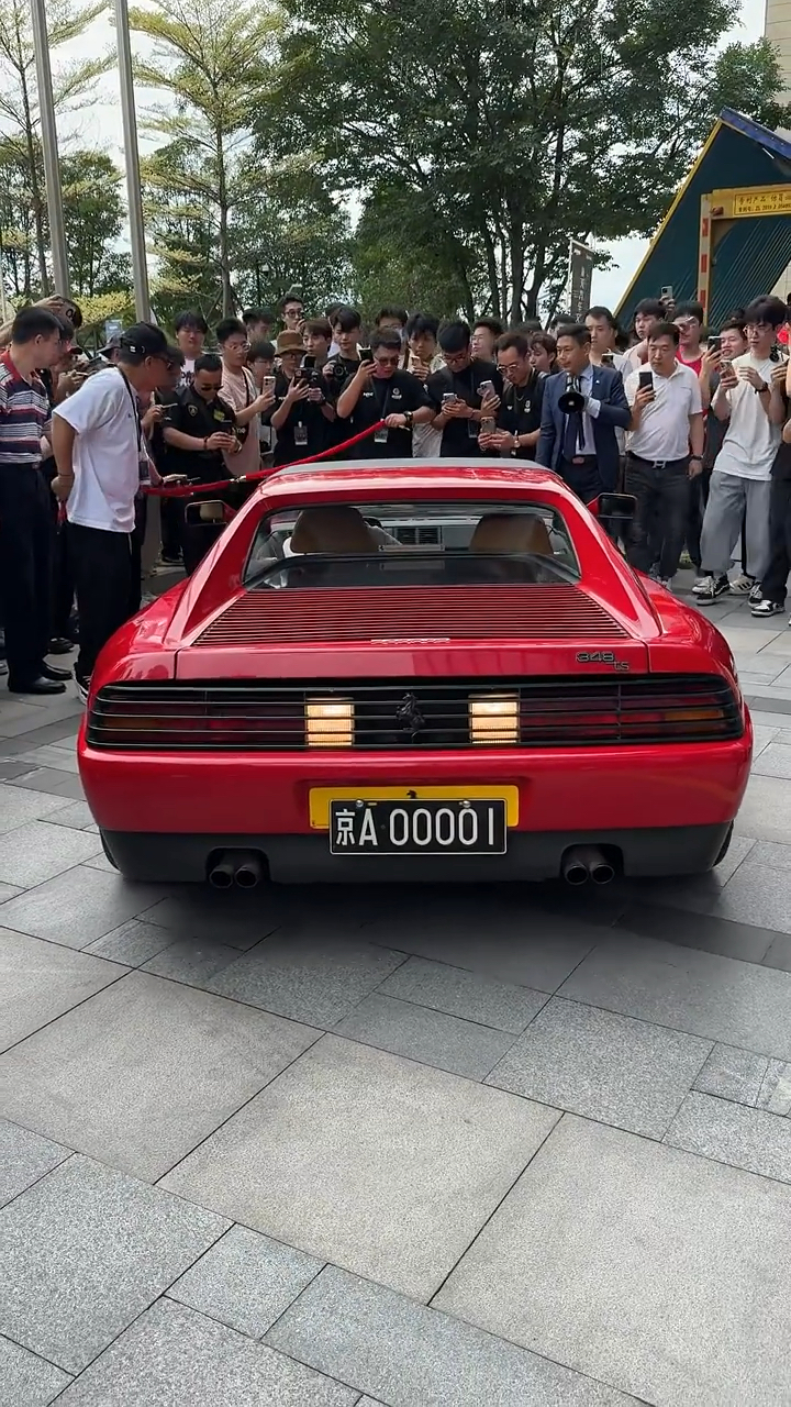 前北京首富李晓华开着国内第一辆法拉利出席现场直接被围观了