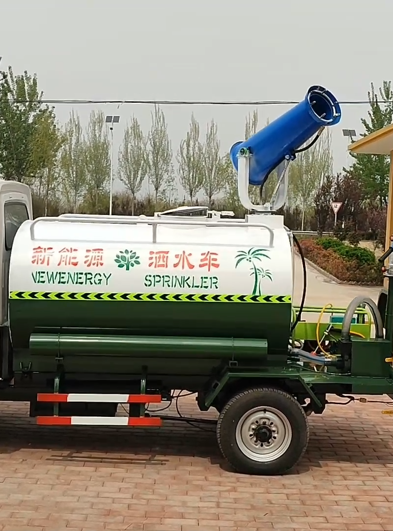 2方电动四轮雾炮洒水车试车