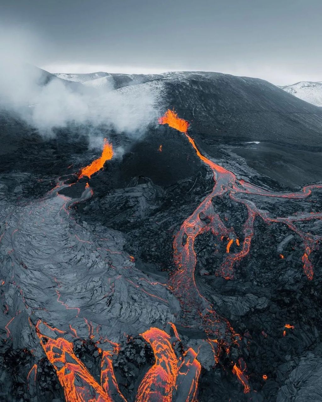 最炙热的火,最寒冷的水,冰岛火山爆发时的红,白,黑交融,让我们看到了