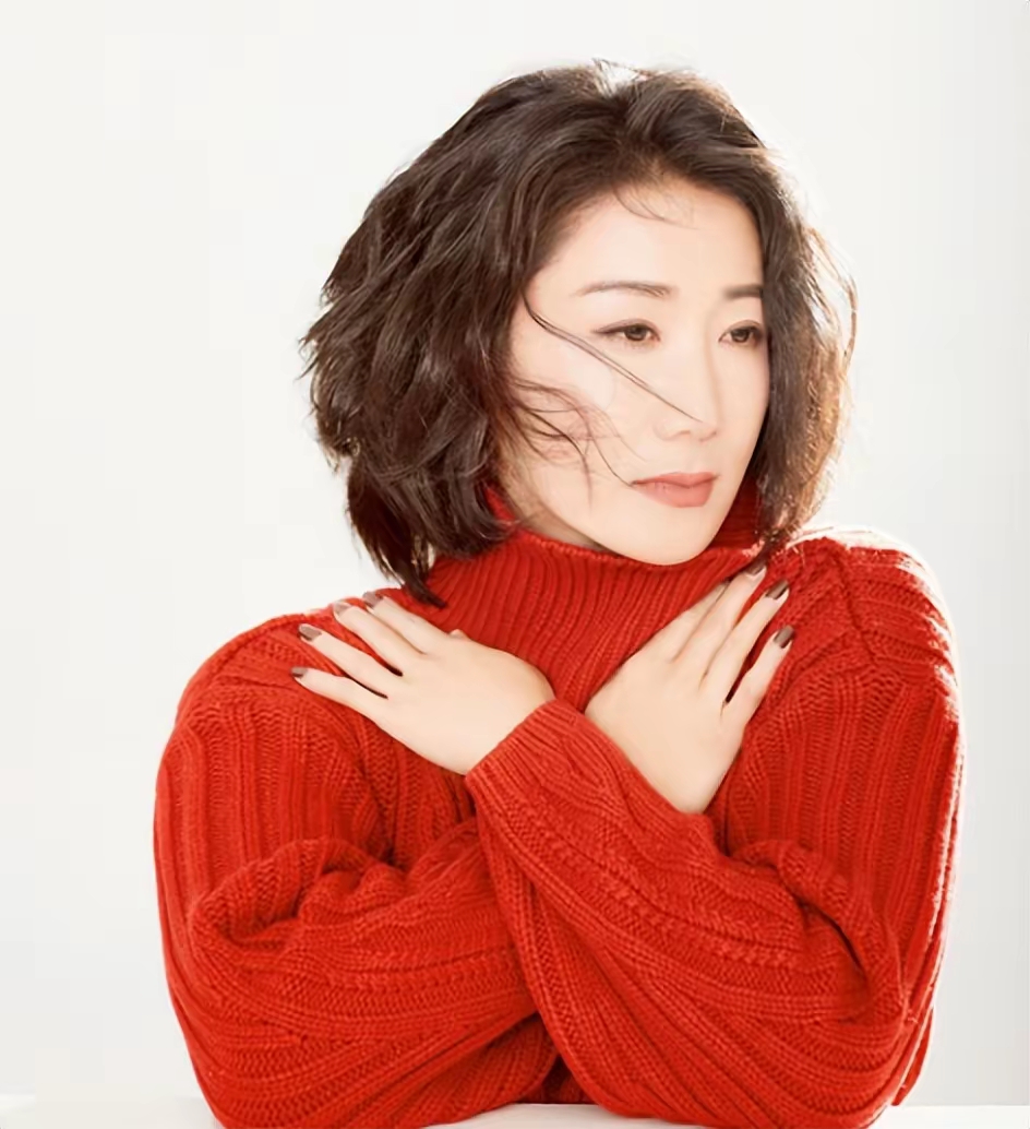 婚不育,母亲是她坚强的后盾,她非常知足,她是一个没有什么野心的演员