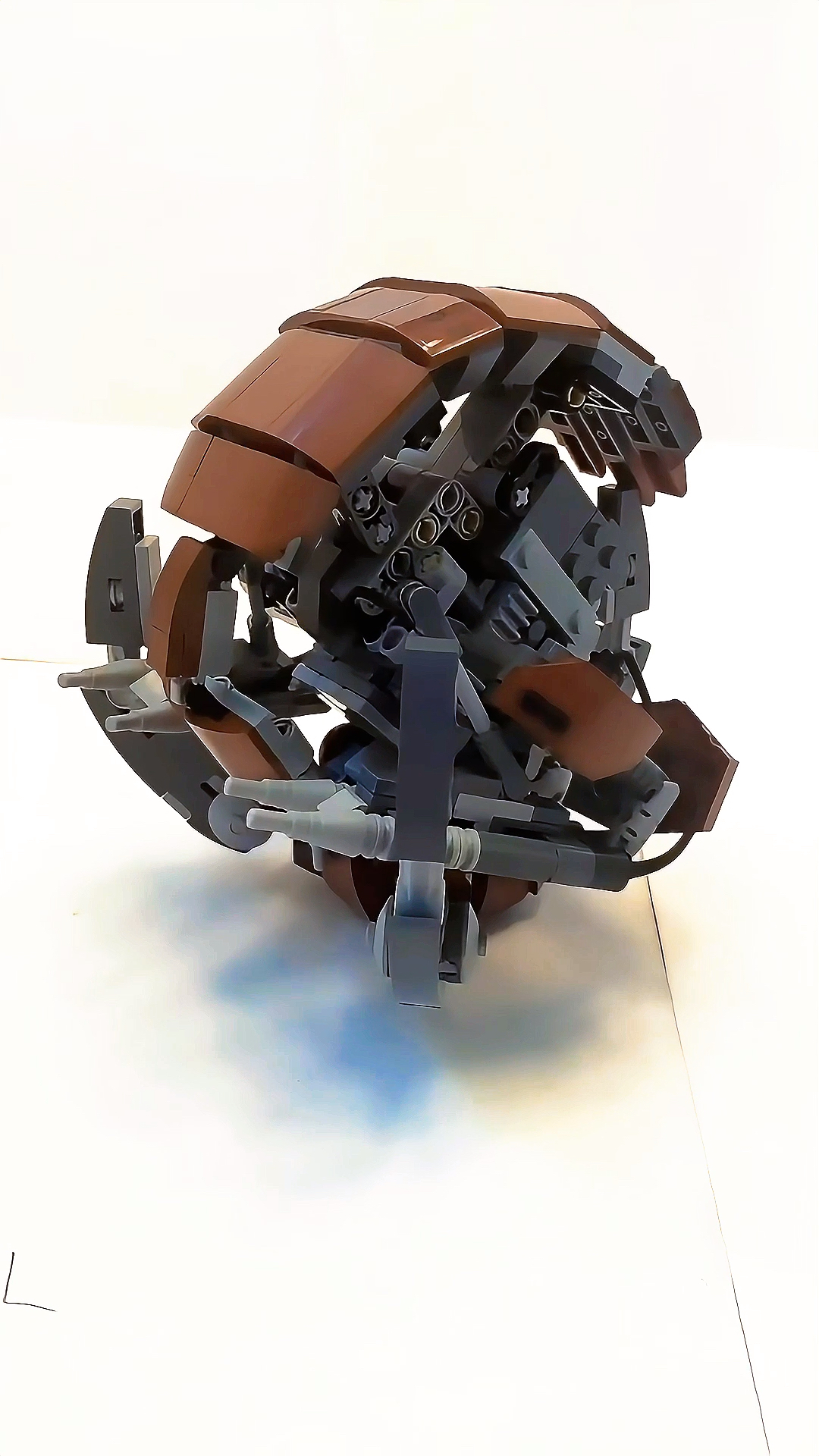 乐高积木搭建起来的机器人拼装模型玩具